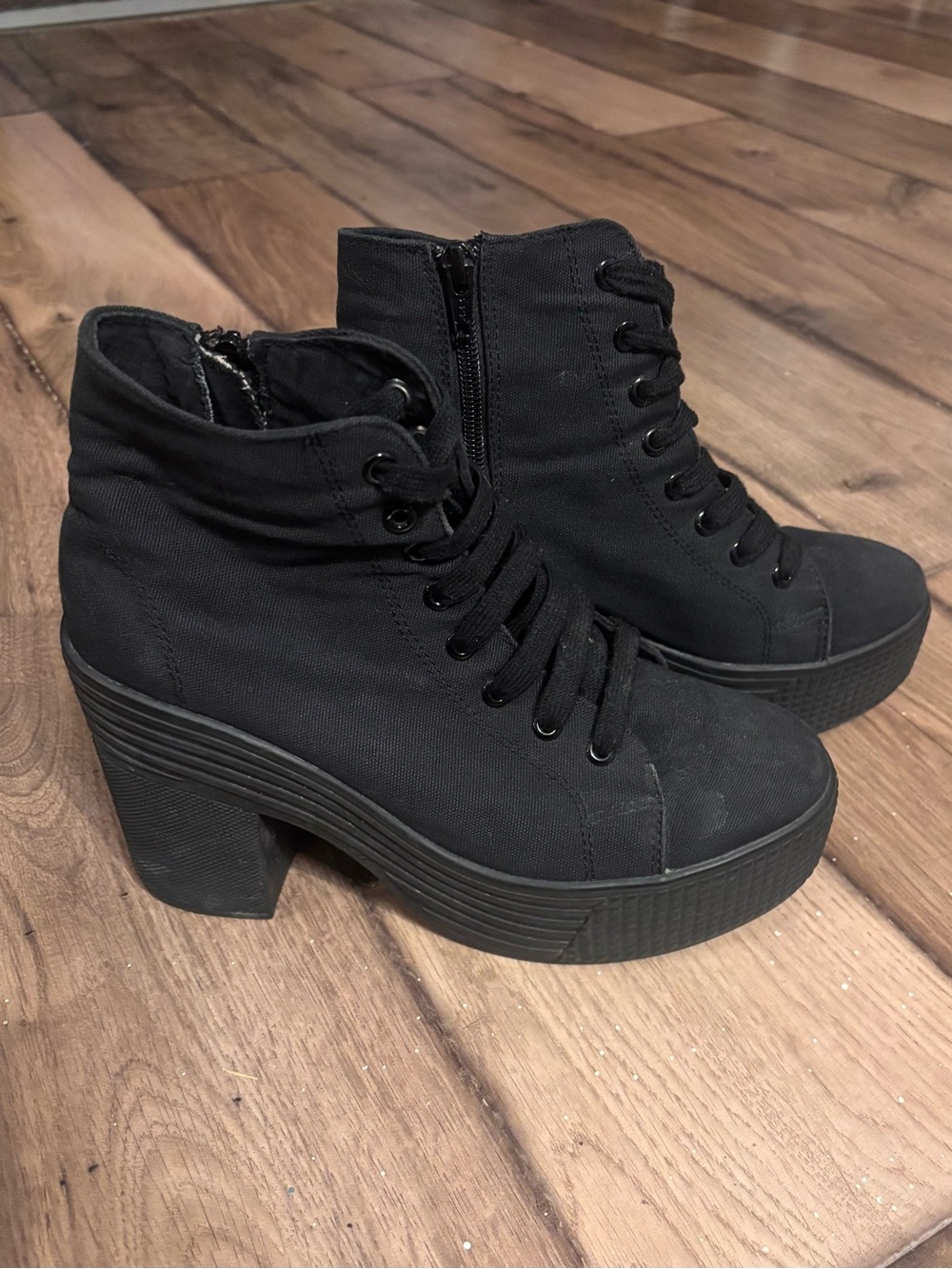Womenโs Black Platform Lace-Up Ankle Boots US9